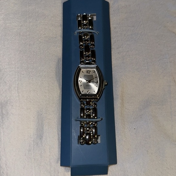 New Quartz Silvertone Ladies Watch -Great Gift!!!! main image 4